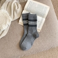 Gestrickte Wollsocken in Melange-Grau mit sportlichen Streifen für den Winter - Einheitsgröße / Grau