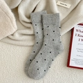 Graue Wollsocken mit schwarzen Punkten und Rippbündchen für winterliche Wärme - Hellgrau