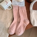 Calcetines de punto rosa con diseño de burbujas sobre superficie de madera - Rosa