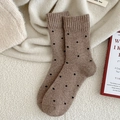 Kaffeebraune Wollsocken mit Polka-Dots und dicker Stricktextur für Herbst und Winter - Hellkaffee