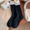 Calcetines de mujer en punto negro con relieve sobre un escritorio de madera rústica - Negro