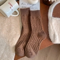 Calcetines gruesos de lana marrón con relieve de ondas para el calor de otoño invierno - café