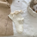 Cremefarbene Strickwollsocken mit süßen Schleifen und vertikalem Rippmuster für Damen - Einheitsgröße / Weiß