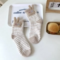 Calze a righe in pile corallo bianco e marrone con graziose orecchie di coniglio 3D - Taglia unica / Cachi