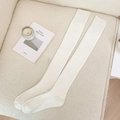 Calcetines altos de cachemira en blanco crema con un clásico diseño de punto acanalado - Talla única / Blanco