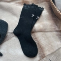 Schwarze Damen-Wollsocken mit weißer Schleifenbestickung und elegantem Rüschenrand - Einheitsgröße / Schwarz