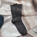 Dunkelbraune Wollsocken mit rosa Schleifenstickerei und Rüschensaum-Detail - Einheitsgröße / Kaffeebraun