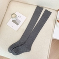 Calcetines por encima de la rodilla de punto acanalado gris oscuro en hogar acogedor - Talla única / Gris