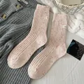 Beige wollen sokken met gekleurde stippen en Hello-patch in een warme ribstructuur - Eén maat / Roze