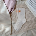 Witte wollen sokken met oranje pompon details en een geribbelde gebreide textuur - Eén maat / Wit