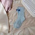 Chaussettes en laine bleu clair avec petit cœur tricoté bleu foncé sur couverture douce - Taille unique / Bleu