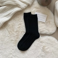 Calcetines negros de lana a media pierna con textura de burbujas 3D sobre alfombra - Negro
