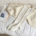 Calcetines altos blancos de punto acanalado en mezcla de algodón cálido y minimalista - Blanco