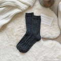 Calcetines de lana para mujer gris oscuro con textura gofrada y puños de canalé sobre piel - gris oscuro