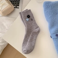 Graue Kaschmirsocken in Wadenlänge mit drei bunten Zierknöpfen und Strickstruktur - Hellgrau