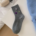 Graue Strick-Wadenstrümpfe mit bunten Zierknöpfen und Rippenmuster im Lifestyle-Ambiente - Dunkelgrau
