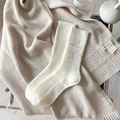 Cremefarbene Wollstricksocken mit vertikalen Streifen und dezentem Strassstein-Besatz - Einheitsgröße / Weiß
