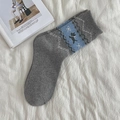 Dunkelgraue Wollsocken mit blauem Fair-Isle-Schneeflockenmuster im Vintage-Akademie-Stil - Einheitsgröße / Grau