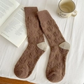 Calze di lana marroni con tallone beige e motivi floreali a rilievo in scena accogliente - Taglia unica / Caffè con tallone beige