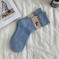 Wollsocken für Winter in Nebelblau mit süßem Welpenmuster und dicker Strickstruktur - Einheitsgröße / Blau