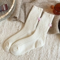 Milchweiße Kaschmirsocken mit Rippstrick-Optik, Destroyed-Löchern und rosa Stofflabel - Einheitsgröße / Weiß