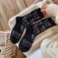 Chaussettes douillettes en laine noire avec motifs d'ours et pompons rouges 3D - Noir