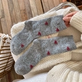 Chaussettes épaisses en laine grise avec motifs de moutons bleus et cœurs rouges d'hiver - Gris