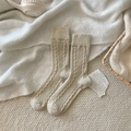 Chaussettes beiges en tricot torsadé pour femmes, texture chaude en laine pour l'hiver - Beige