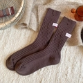 Kaffeebraune Kaschmirsocken mit Used-Look-Löchern und handgefertigtem Textiletikett - Einheitsgröße / Kaffeebraun