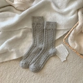 Chaussettes épaisses en laine grise à torsades pour femme dans un décor d'hiver - Gris clair