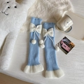 Scaldamuscoli Lolita a maglia azzurra con fiocchi bianchi e dettagli pompon - Blu