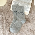 Chaussettes en laine grise tricotée avec motif tête d'ours noir de style dessin animé - Taille unique / Gris clair