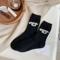 Chaussettes épaisses en laine noire avec broderie de chien blanc mignon en décor cosy - Taille unique / Noir