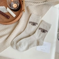 Warme beige Wollsocken mit süßer brauner Hundestickerei und breitem Rippbündchen - Einheitsgröße / Cremeweiß