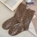 Braune Wollsocken mit weißen Punkten für gemütliches Styling im Winter - Hellkaffee
