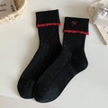 Schwarze Ballett-Socken aus Rippstrick mit Konfetti-Muster und roter Schleife - Einheitsgröße / Schwarz