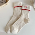 Cremefarbene Strickstrümpfe mit bunten Sprenkeln und roter Schleifenstickerei am Bund - Einheitsgröße / Creme