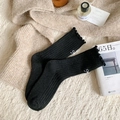Schwarze Wollsocken mit Schleifenstickerei und modischem Wellensaum Design - Einheitsgröße / Schwarz