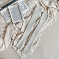 Jambières en maille côtelée beige avec bordure à volants sur un bureau vintage cosy - Blanc Cassé (Avec Scintillement Argenté)
