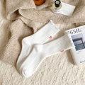 Warme weiße Wollsocken mit roter Stickerei und süßem Wellensaum für Damen - Einheitsgröße / Weiß