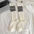 Calcetines altos estilo japonés en blanco crema con rayas negras sobre lino gofrado - Blanco Crema