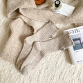 Beigefarbene Wollsocken mit Rüschensaum und Stickerei in gemütlichem Ambiente - Einheitsgröße / Khaki