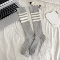 Calcetines grises de estilo japonés con rayas blancas en un entorno estético acogedor - Gris claro