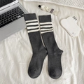 Calcetines altos gris oscuro con tres rayas blancas de estilo universitario minimalista - gris oscuro