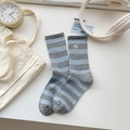 Calze a righe blu e grigie con logo a lettere ricamate bianche e polsini a coste - Stile a Righe Preppy / Ricamo a Righe Grigio Blu