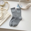 Calze grigie a metà polpaccio con ricamo 'Art' blu in un set estetico minimalista - Stile con Lettera d'Arte Vintage / Grigio con Lettera Art