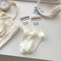 Calze a metà polpaccio bianco crema con strisce grigie e ricamo blu del numero 24 - Stile con Ricamo di Numeri Sportivi / Bianco con Numero 24