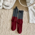 Calze giapponesi bicolore grigio e bordeaux con etichetta a lettere in stile college - Taglia unica / Rosso con risvolto grigio
