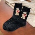 Calcetines de lana negros con puntos de nieve y lindo oso de peluche 3D con corazón rojo - Negro