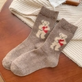 Calcetines de lana marrón café con bordado de oso 3D y un corazón rojo bordado - Marrón